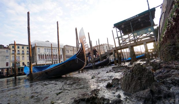 Imagini dezolante din Veneția, unde mai multe canale au secat. Expert italian în climă: „Avem nevoie de 50 de zile cu ploaie”