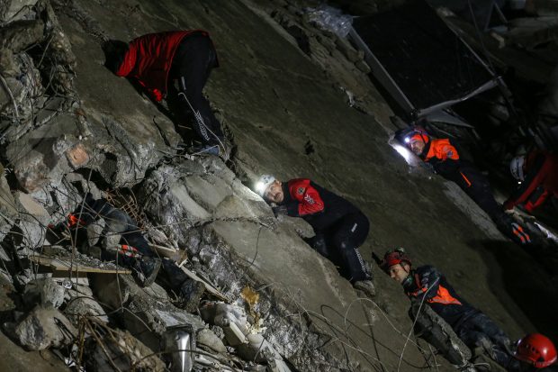 Cel puțin 7.200 de morți în Turcia și Siria, după cutremurul devastator de 7,8 grade. Salvatorii muncesc la foc automat. „Oamenii trimit mesaje vocale de sub dărâmături, au nevoie de ajutor”