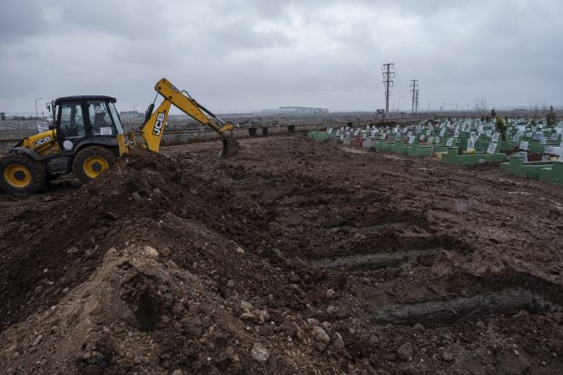 „Am pierdut numărul celor pe care i-am îngropat”. În zonele din Turcia și Siria devastate de seisme, înmormântările sunt una după alta, iar cimitirele rămase fără locuri