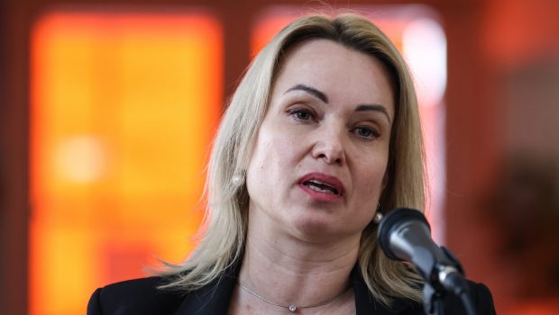 Jurnalista rusă Marina Ovsiannikova, despre fuga în Franța: „Am schimbat șapte mașini. Lângă graniță, ne-am blocat în noroi, pe câmp, și am luat-o pe jos. Ne-am orientat după stele”