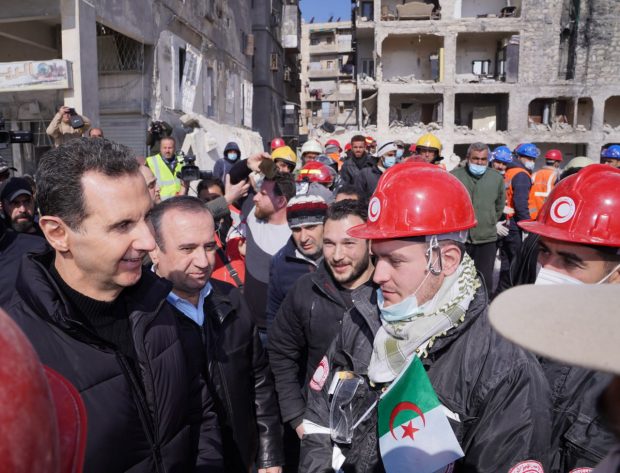 Dictatorul sirian Bashar al-Assad a făcut prima vizită în zonele afectate de cutremur și a acuzat „politizarea” ajutorului oferit după calamitate