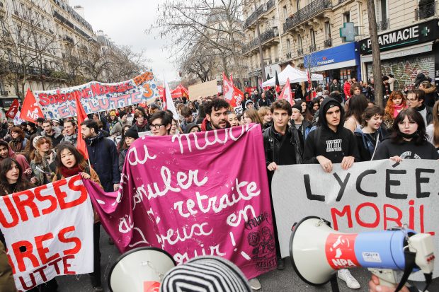 Sute de mii de francezi au protestat sâmbătă împotriva creșterii vârstei de pensionare. Sindicatele amenință că „vor închide” țara