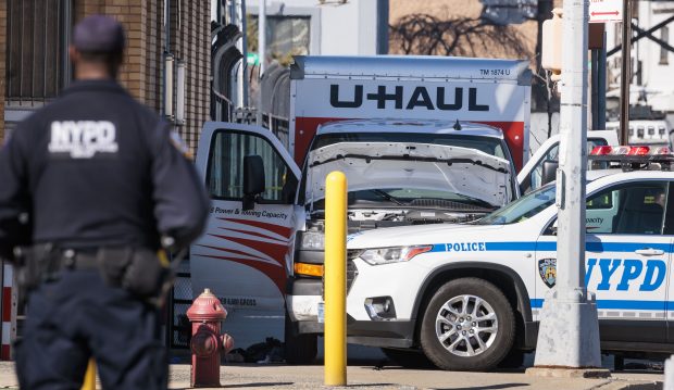 Un bărbat aflat la volanul unui camion a lovit opt persoane la New York. Suspectul a fost arestat