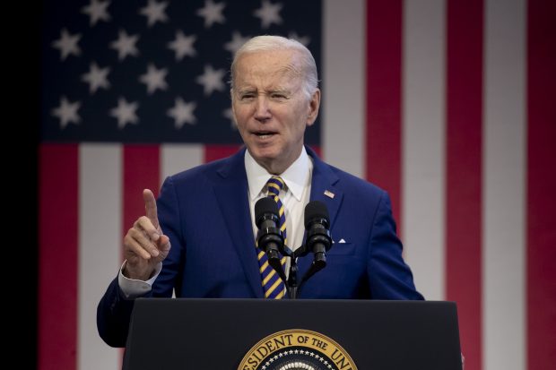 Joe Biden s-a împiedicat şi a căzut, în timpul unei ceremonii la Academia Forțelor Aeriene