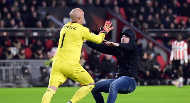 Portarul lui FC Sevilla a fost atacat de un huligan în timpul meciului de la Eindhoven, din Europa League: „Era beat. Dacă cineva mă lovește, mă apăr”