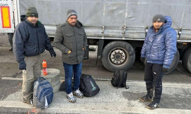 Polițiștii arădeni au descoperit în trei TIR-uri migranți din Etiopia, India, Maroc și Pakistan care încercau să treacă ilegal în Ungaria