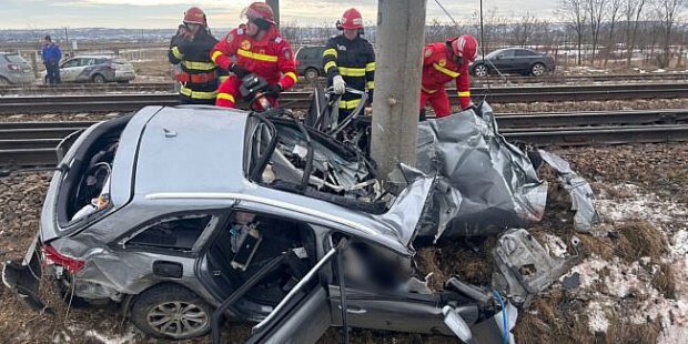 Doi morţi şi doi copii răniţi grav, după ce mașina în care se aflau a fost lovită de un tren, în Suceava