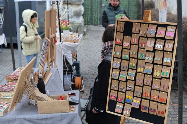 Vizită prin târgurile de mărțișoarele handmade din București. „Toată vara lucrez pentru a aduce zâmbete în luna martie”