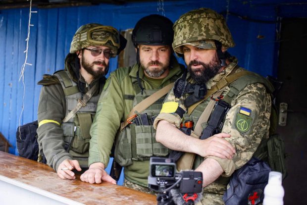 Un jurnalist ucrainean care luptă în tranșee desființează propaganda de la Kiev, care prevede o victorie rapidă în fața Moscovei: „Vânzători de povești ieftine”