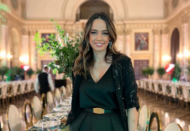Andreea Raicu a dezvăluit ce nu îi lipsește din geantă atunci când călătorește. Fanii au rămas mască. „Nu o să ghiciți”