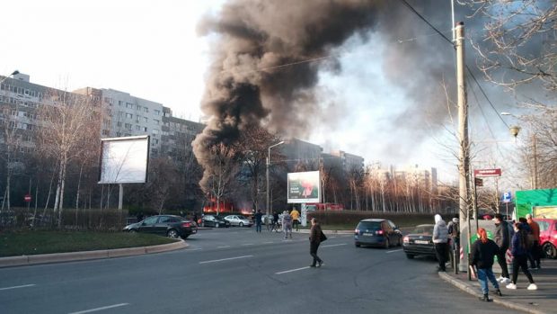 Incendiu în cartierul Titan din București. Un loc de joacă a fost cuprins de flăcări
