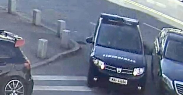 VIDEO: Un echipaj de la Jandarmerie a zgâriat intenționat mașina unui șofer, care a „parcat pe avarii”. Reacția instituției