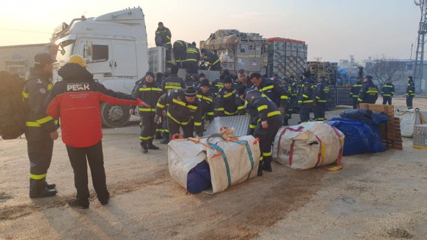 Recuperarea unei familii blocate sub dărâmături, prima misiune a salvatorilor români în Turcia. Copilul a fost găsit mort