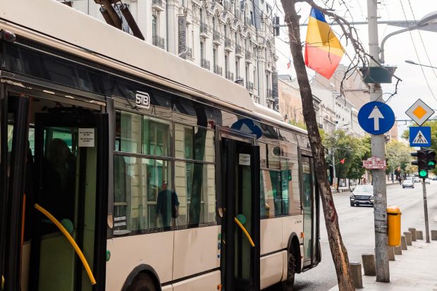 Aproape 1.000 de staţii de transport public din Capitală vor afişa informaţii în timp real cu programul de circulaţie al vehiculelor