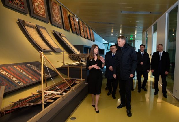 Preşedintele Klaus Iohannis a vizitat Muzeul Covorului de la Baku. Arta azeră a țeșutului, inclusă în patrimoniul UNESCO