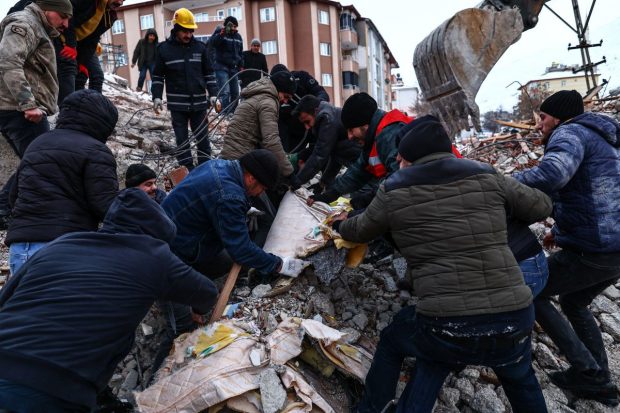Cel puțin 7.300 de morți în Turcia și Siria, după cutremurul devastator de 7,8 grade. Eforturile salvatorilor, îngreunate de vreme
