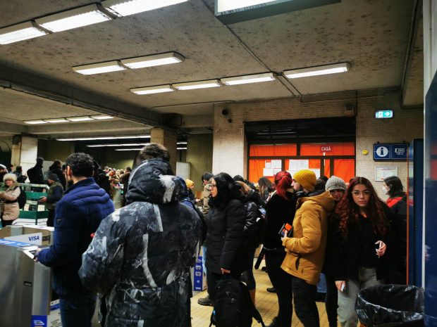 Aglomerație la metrou. Plata cu cardul la intrare, blocată