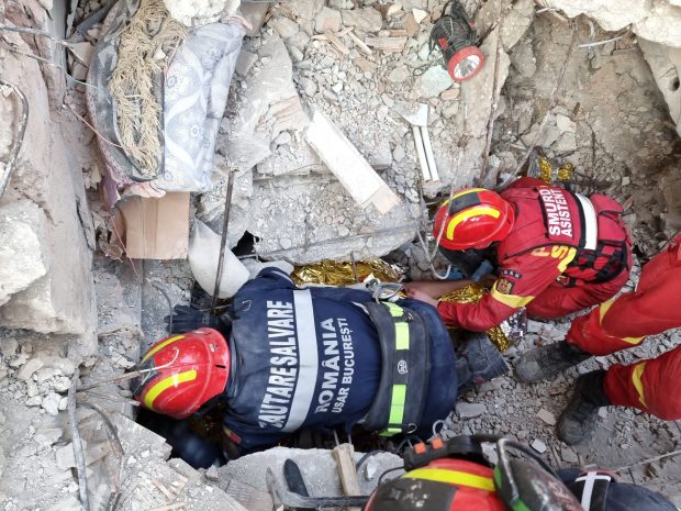 „Mai există speranță!”. Salvatorii români în Turcia au salvat un tânăr de sub dărâmături, la 149 de ore de la cutremur