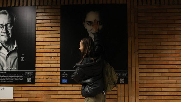 „Aici sunt eu”. Imagini tulburătoare la metrou cu expoziția de portrete ale supraviețuitorilor abuzurilor din orfelinate