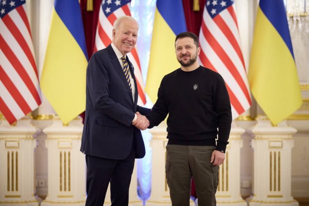 Joe Biden, vizită-surpriză în Kiev. Președintele american, pe străzile capitalei Ucrainei, alături de Zelenski- VIDEO