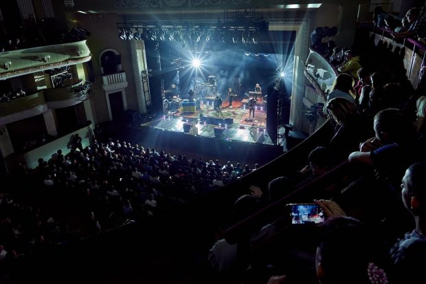 Rockerii ucraineni de la BoomBox au concertat în Teatrul Dramatic din Mariupol cu două zile înainte de invazia rusă: „Ne vom întoarce! Lupta continuă”