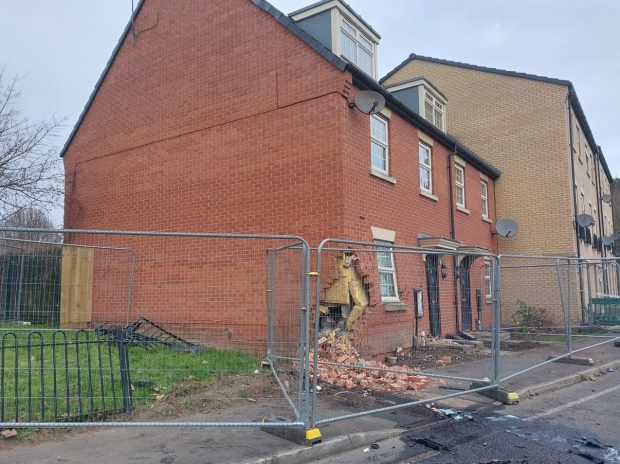 Un băiat de 14 ani a furat o mașină și a intrat în două case în Marea Britanie, cărora le-a afectat structura de rezistență, astfel că vor fi demolate