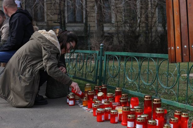 Lumânări pentru Mihai Șora „la girafă”, în fața Muzeului Antipa din București. „Pentru noi rămâneți nemuritor”