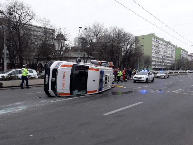 O ambulanță care transporta un pacient s-a răsturnat în centrul Bucureștiului după ce a fost lovită din lateral
