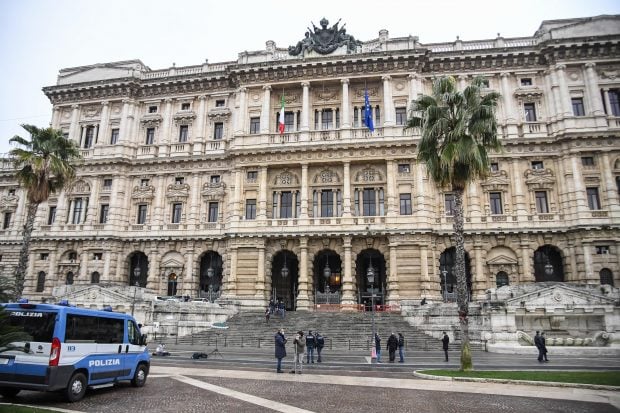 Curtea Supremă din Italia a stabilit că nu pot fi obligați copiii să-și vadă bunicii dacă nu doresc