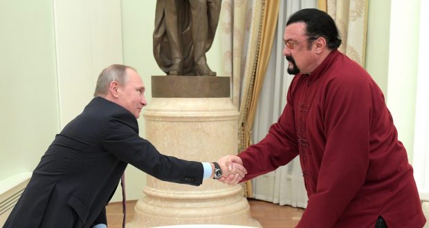 Vladimir Putin i-a acordat Ordinul Prieteniei actorului american Steven Seagal
