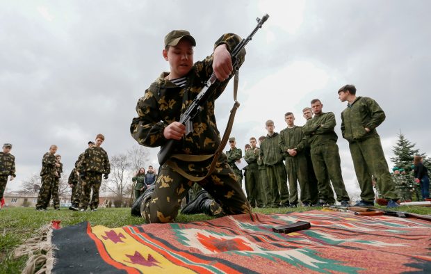 Școlile din Rusia cumpără modele de grenade și de puști de asalt pentru orele de „Pregătire militară de bază”