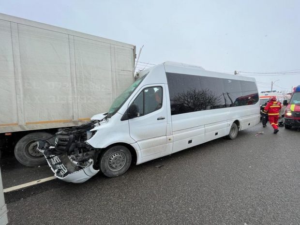 Șapte persoane au fost transportate la spital după ce un microbuz a lovit un TIR, în județul Bacău