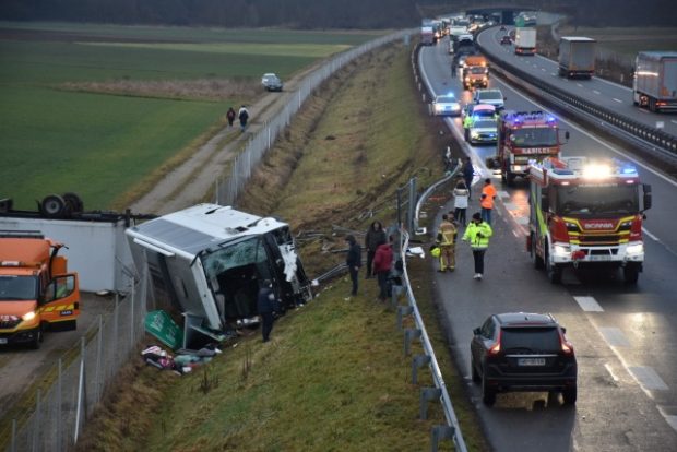 Accident grav pe o autostradă din Slovenia. Un autocar cu români s-a răsturnat, 3 oameni au murit