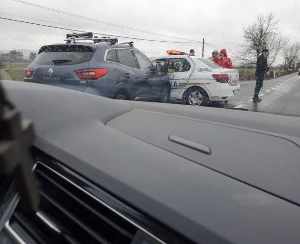 Mașină de poliție, implicată într-un accident în Bistriţa-Năsăud. Patru persoane, între care un copil, au fost rănite
