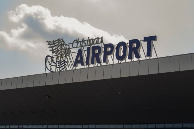 Controale înăsprite la frontierele Republicii Moldova. Patru bărbați cu acte false, prinși pe aeroport. De unde erau