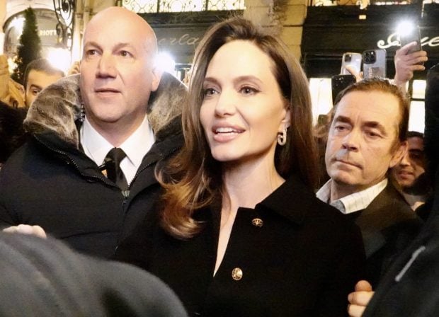 O româncă a machiat-o pe Angelina Jolie. Ce spune Ali Andreea despre actriță: „Este foarte frumoasă și are o piele perfectă”