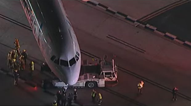 Patru persoane au ajuns la spital după ce un avion a lovit un autobuz pe aeroportul din Los Angeles
