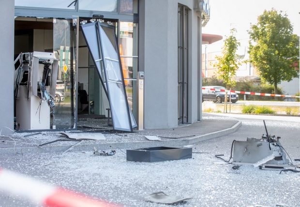 Românul care s-a dus din Italia în Austria ca să arunce în aer bancomate și să fure 100.000 de euro a fost prins și condamnat, după 4 ani