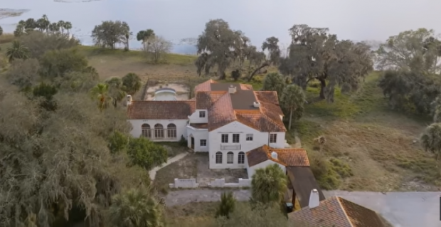 Vila din Florida care a aparținut familiei teroristului Osama Bin Laden va fi demolată. Conacul a fost scos la vânzare în 2019 și nimeni n-a vrut să-l cumpere