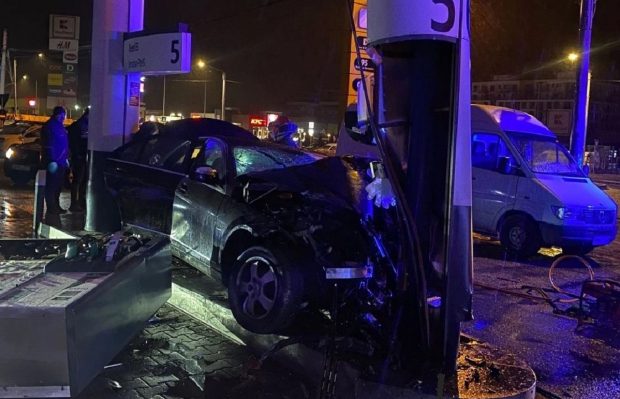 O șoferiță băută a intrat direct în pompa de benzină și a smuls-o de la locul ei, la Bistrița