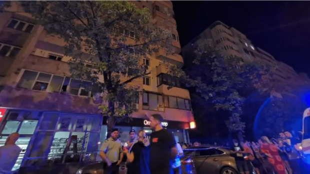 Mama gemenilor care au căzut de la etajul 10 al unui bloc din Ploiești a fost condamnată la închisoare cu executare