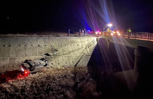 Mașina a sunat la 112, după ce doi tineri de 19 ani au zburat 30 de metri cu o Skoda abia cumpărată și s-au răsturnat într-un râu, în Botoșani