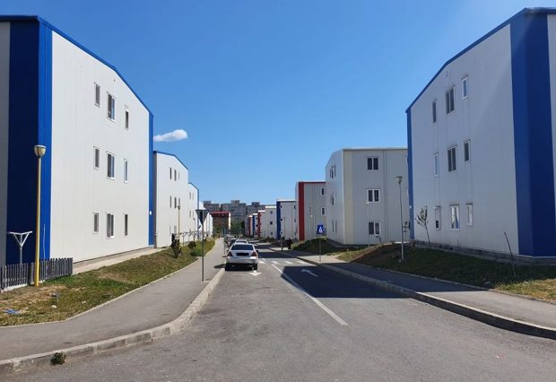 Mai mulți oameni care locuiesc într-un campus social din Constanța au ieşit afară de teama cutremurului