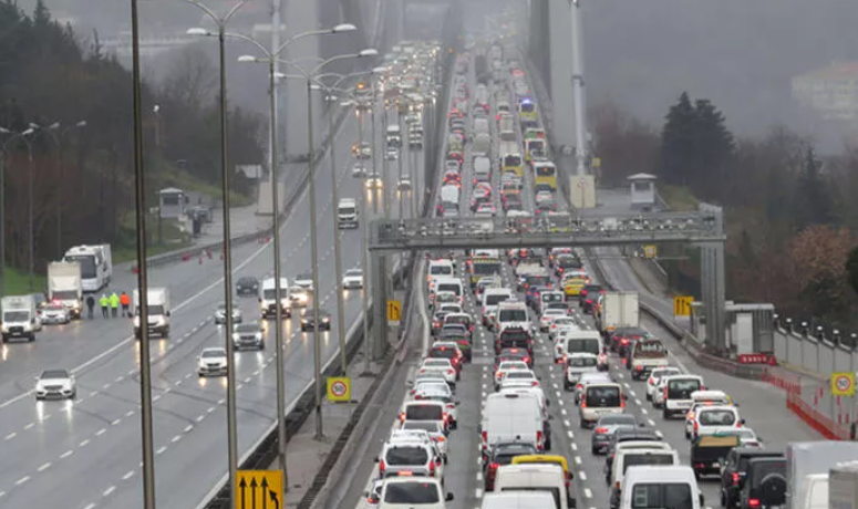 Momente de panică pe podul Fatih Sultan Mehmet din Istanbul. Vântul puternic a răsturnat o remorcă