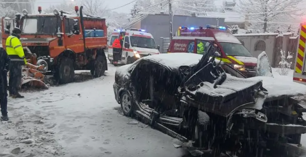 O femeie a murit, după ce o mașină a intrat într-un utilaj de deszăpezire, pe DN 55, în Dolj