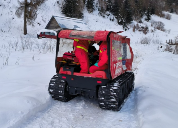 Intervenție a salvatorilor la Scărișoara, într-o zonă izolată din Apuseni. O femeie este în stare gravă, copilul ei de 3 zile este conștient