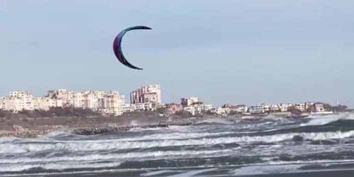 Bărbat surprins în valurile mării, la Constanța. Ce temperatură are apa