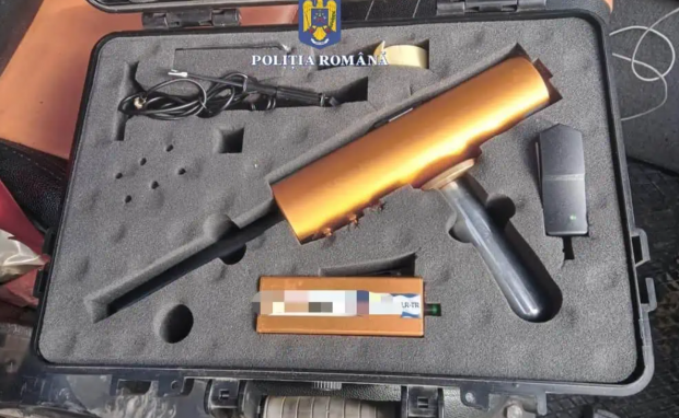 Căutători de comori prinși în flagrant de polițiștii din Alba. Făceau săpături cu excavatorul
