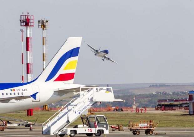 Presa din Republica Moldova: Spațiul aerian al țării a fost închis temporar din motive de securitate. O aeronavă TAROM, redirecționată