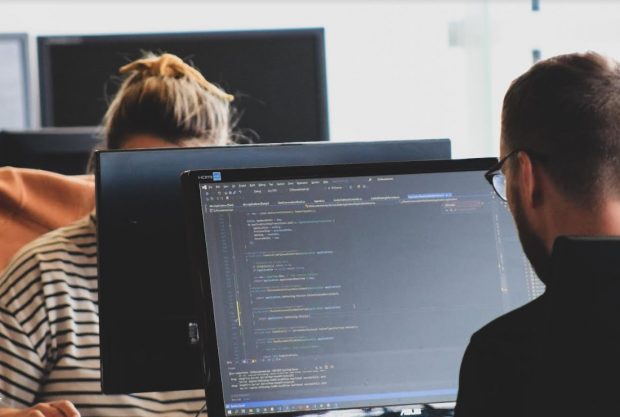 IT-ul continuă să fie unul dintre cele mai dorite domenii pentru reconversie profesională – peste 650 de români au urmat, în ultimii doi ani, cursurile CodersLab
